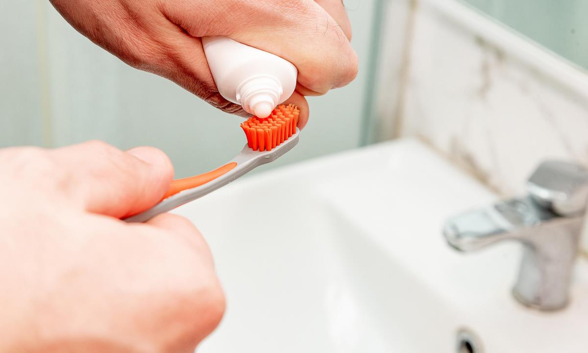 Чистить зубы до завтрака или после — стоматологи объяснили, как правильно