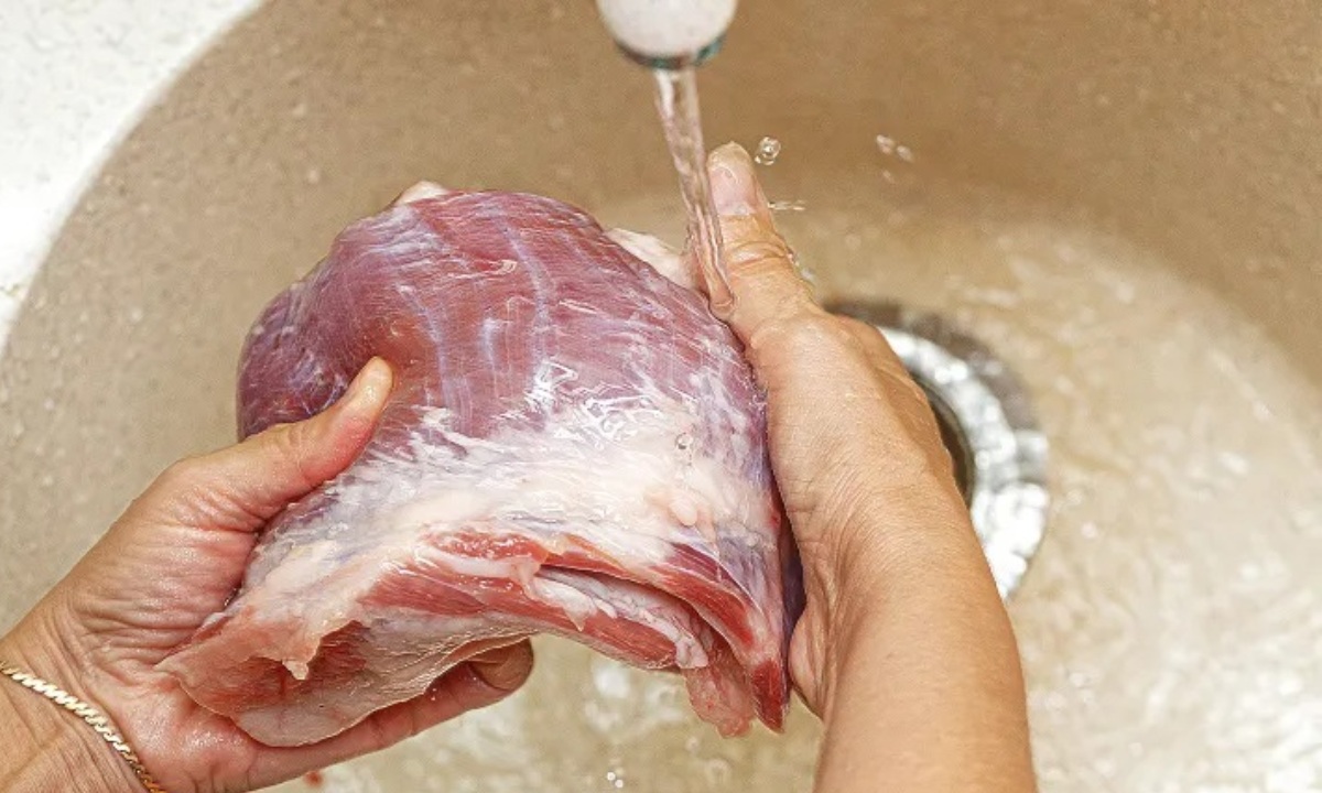 Почему не стоит мыть мясо