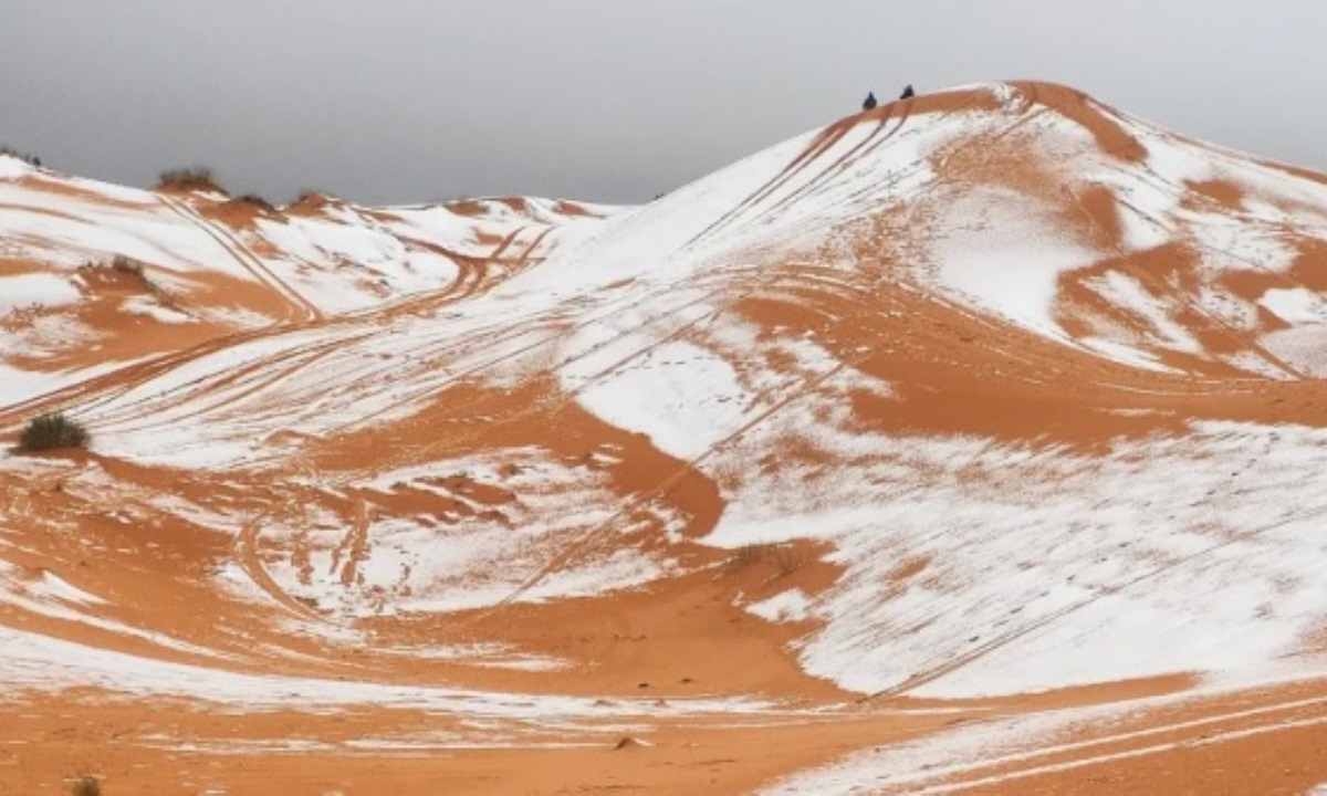 Сахара неожиданно побелела — в крупнейшей пустыне мира выпал снег