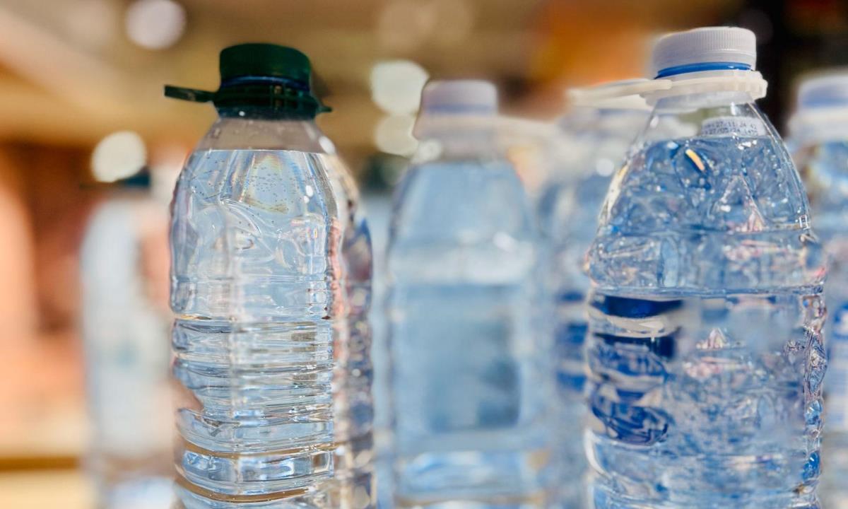 Врач объяснил, есть ли разница между дорогой и дешевой питьевой водой