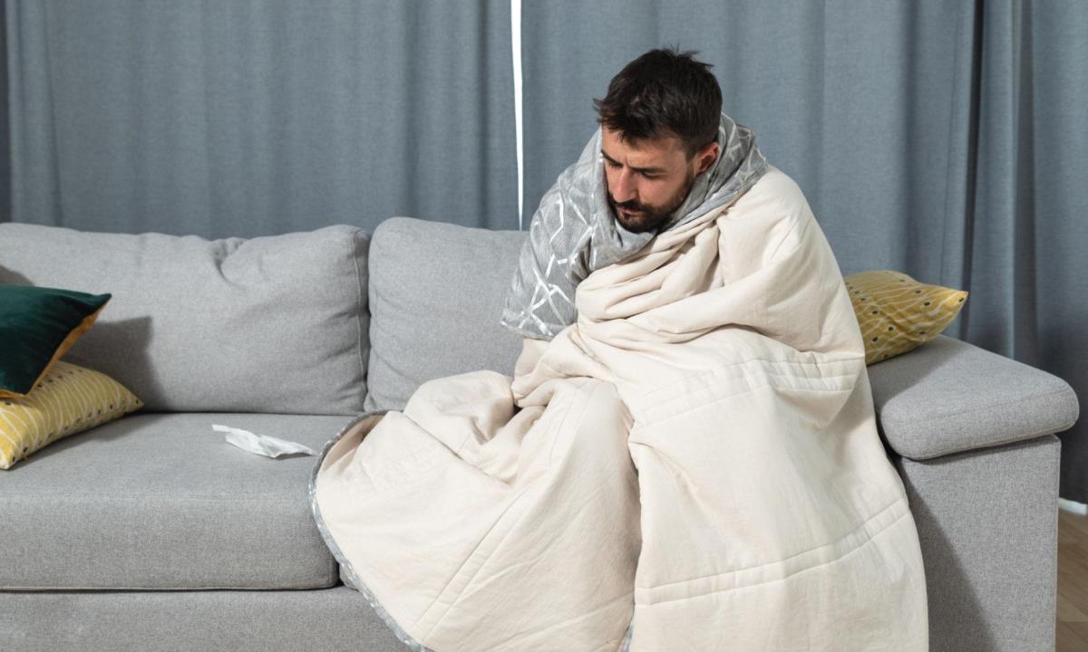 Почему мужчины тяжелее переносят простуду — врачи объяснили причину