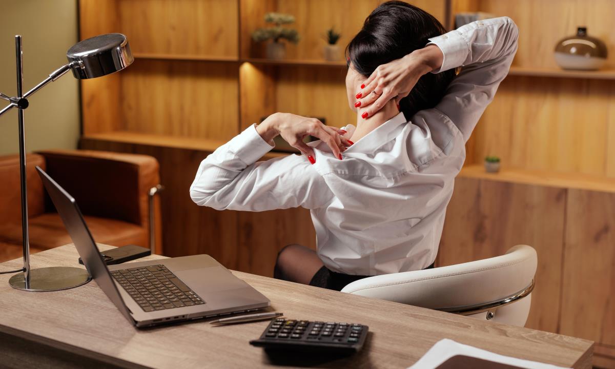 Врач назвал простые упражнения, которые помогают снять напряжение в плечах