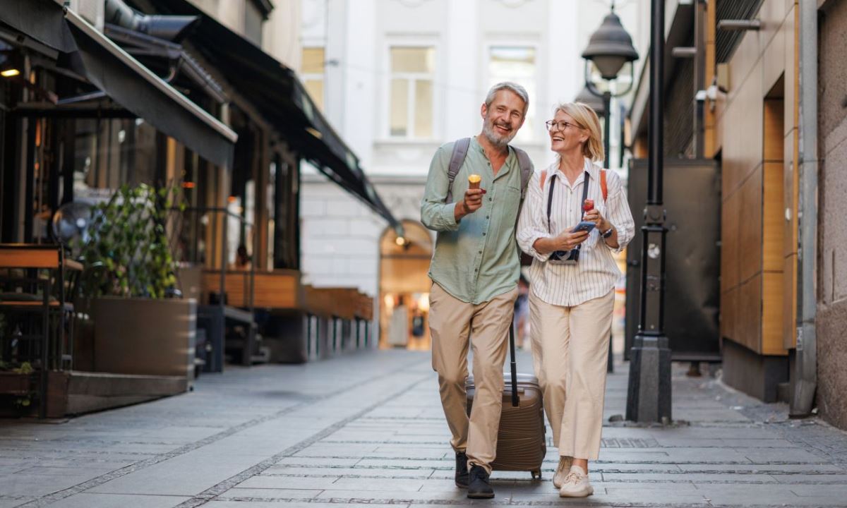 Психологи объяснили, почему люди чаще улыбаются в путешествиях