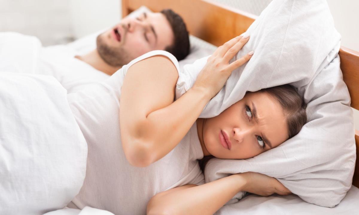 Храп партнера может влиять на ночной аппетит и набор веса