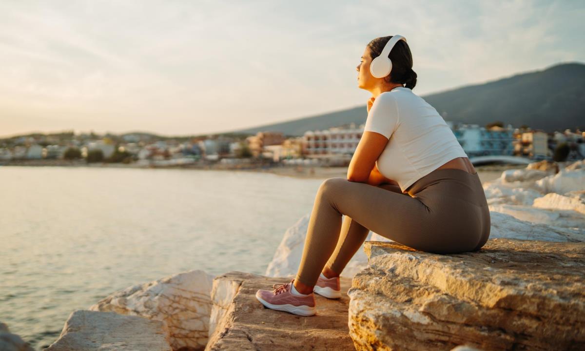 В какое время суток люди чаще всего слушают музыку