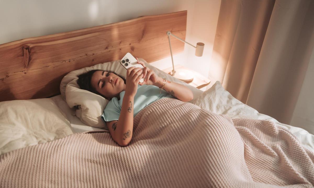 Почему день часто начинается с просмотра телефона