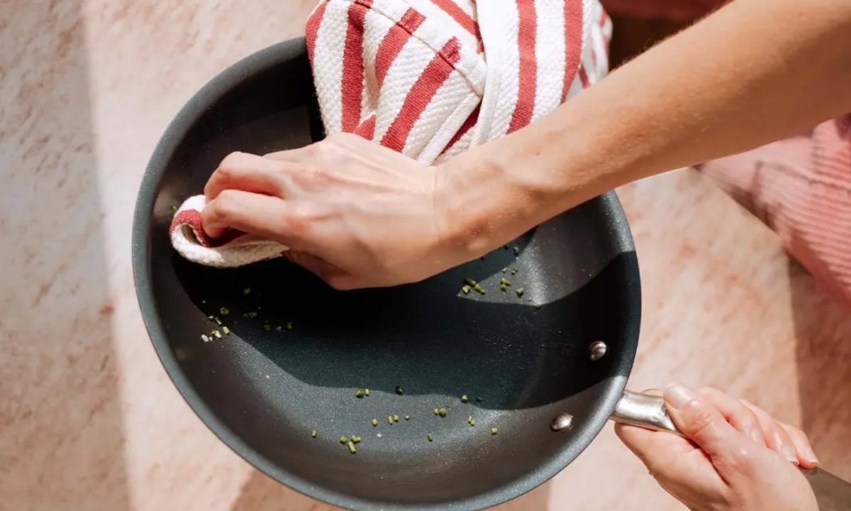 Назван простой способ очистить сковородку от нагара и жира