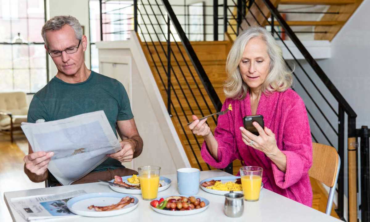 Утренние новости как ритуал — почему мы тянемся к ним сразу после пробуждения