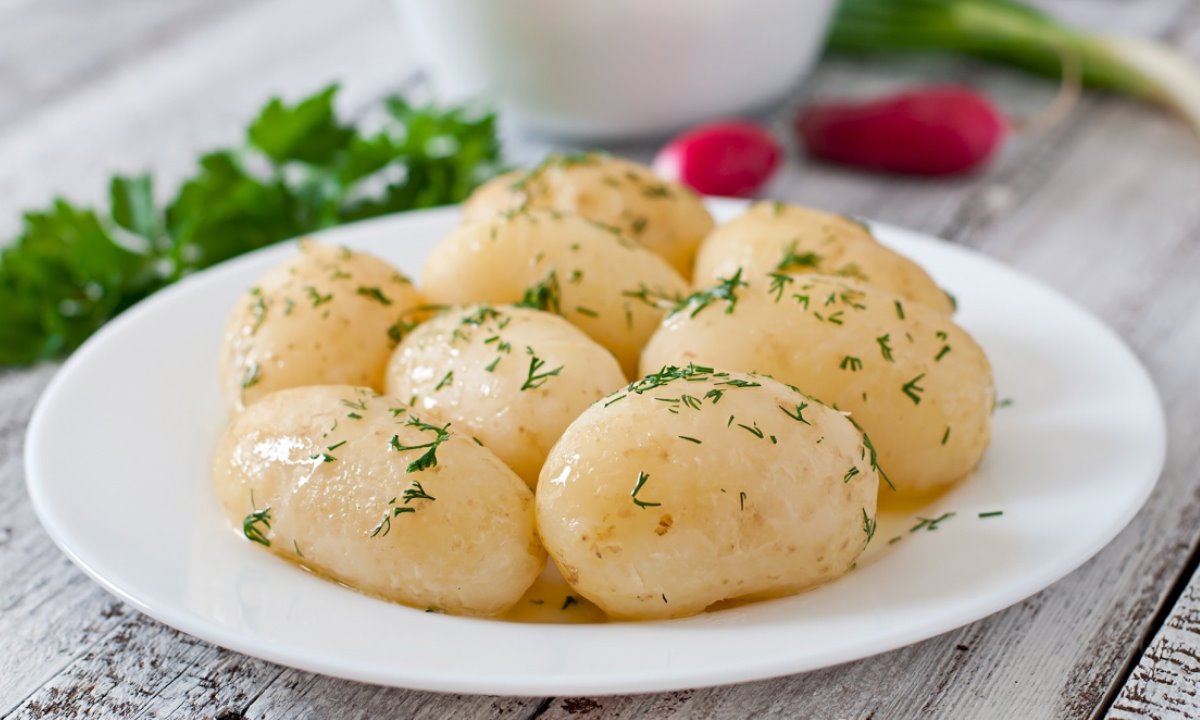 Картофель в мундире или очищенный — что на самом деле полезнее