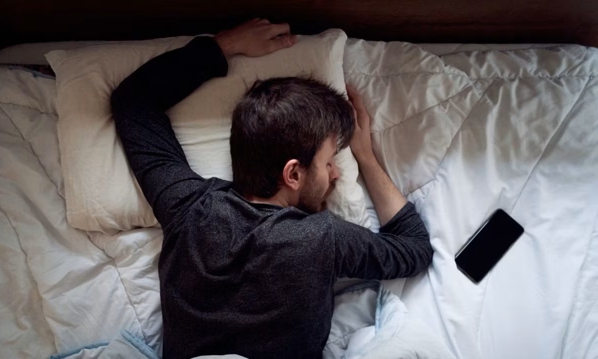 Почему опасно спать рядом с телефоном