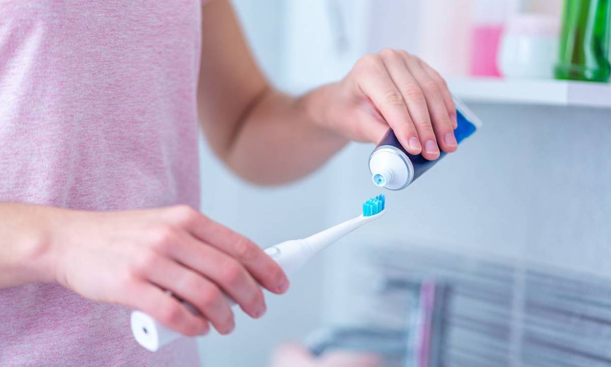 Стоматолог предупредила о последствиях редкой чистки зубов