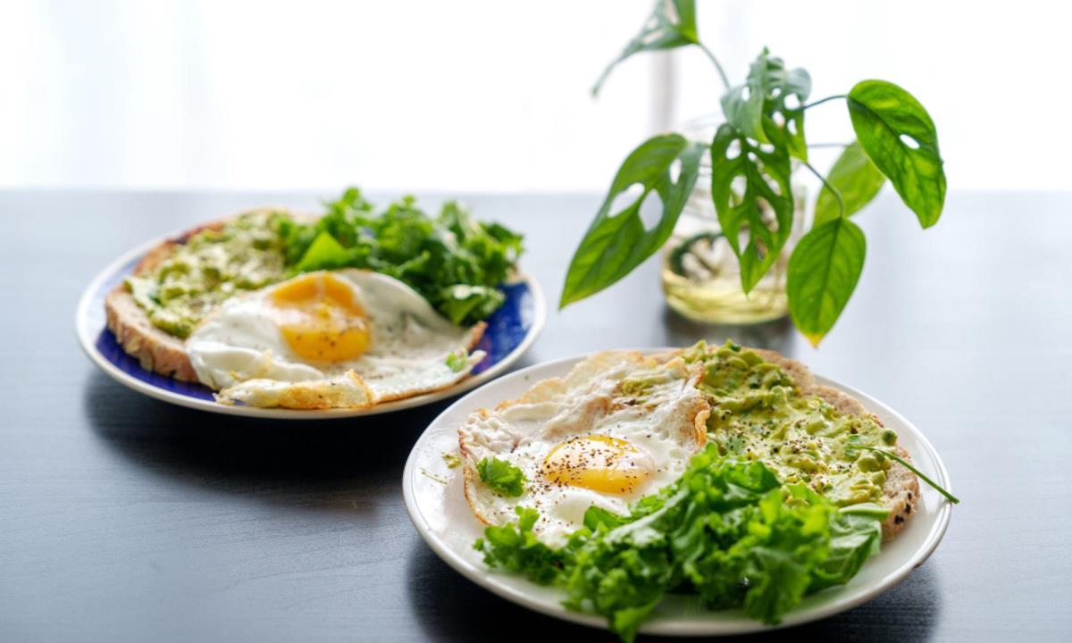 Назван простой продукт, который сделает яичницу в разы полезнее