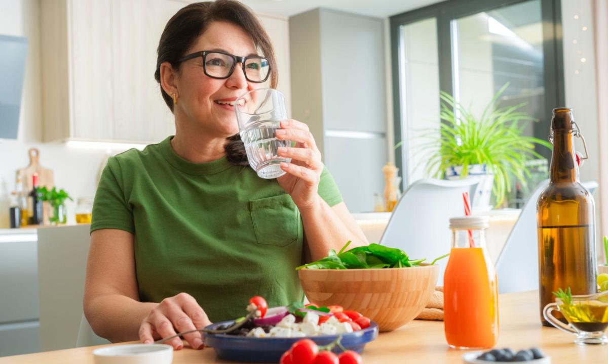 Врачи развеяли миф — можно ли запивать еду водой