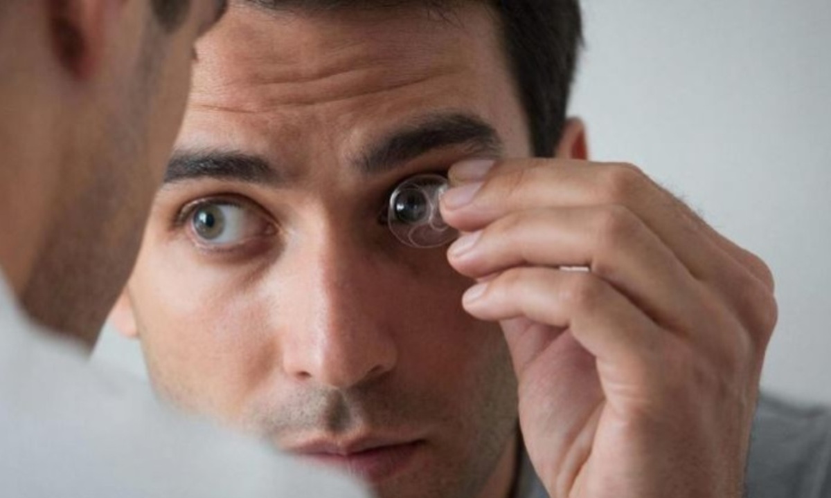 Почему не стоит спать в линзах