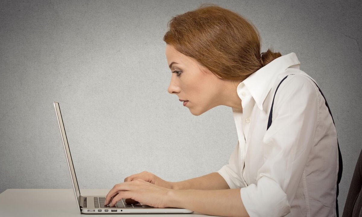 Чем опасна работа за компьютером — врач назвала основные риски