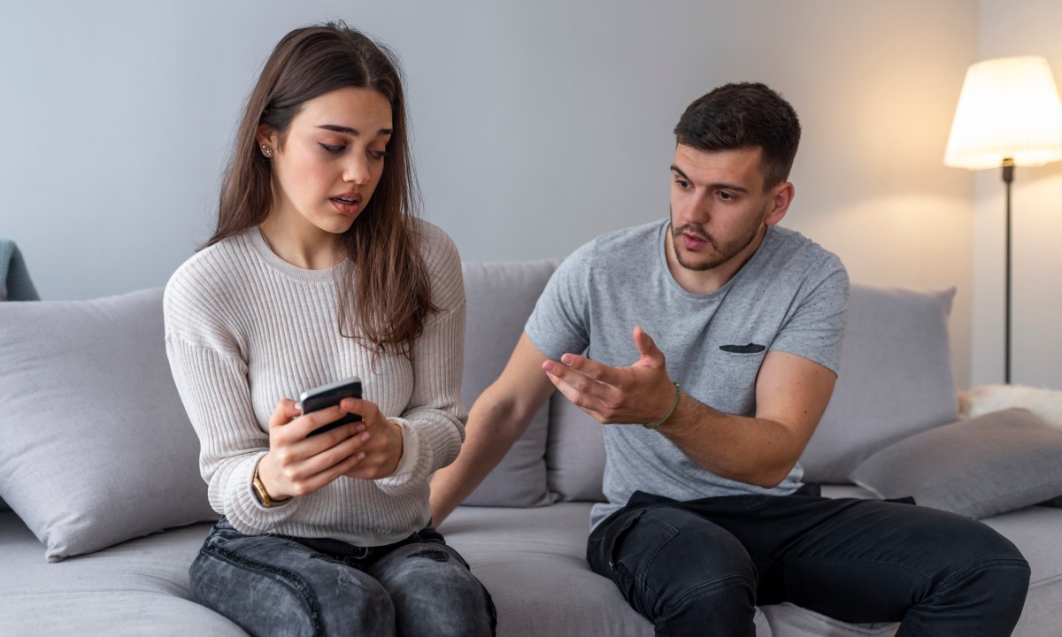 Что такое ревность и почему она возникает даже без повода