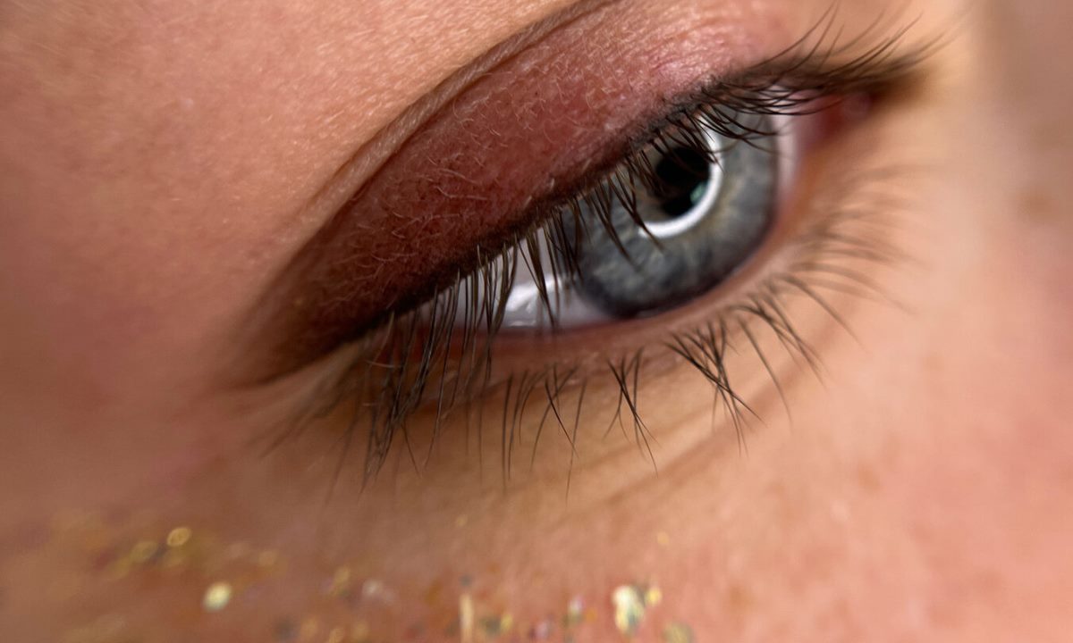 Быстрый макияж за пять минут — простой трюк, который делает взгляд выразительнее