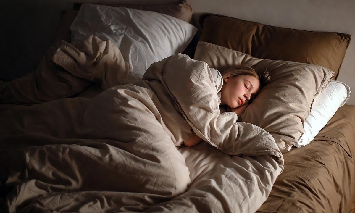 Психолог объяснила, почему людям нравится спать в «коконе» из одеял