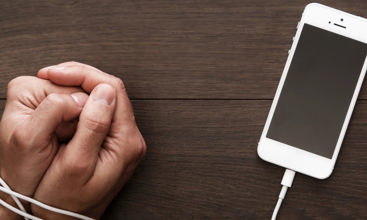 Почему рука сама тянется к телефону — объяснение привычки, которую сложно заметить