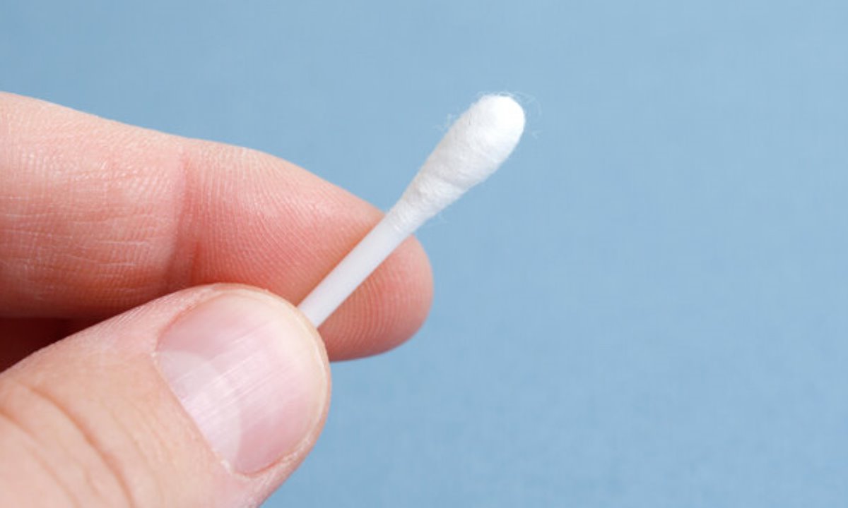 Почему ватные палочки могут навредить ушам