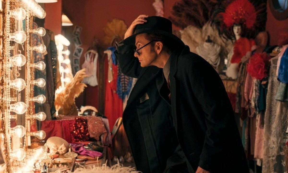 Опубликован первый кадр с Дэвидом Теннантом из финального спецвыпуска «Благих знамений»