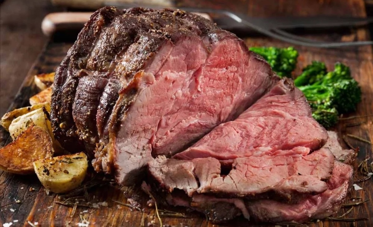 Почему пожилым обязательно есть мясо