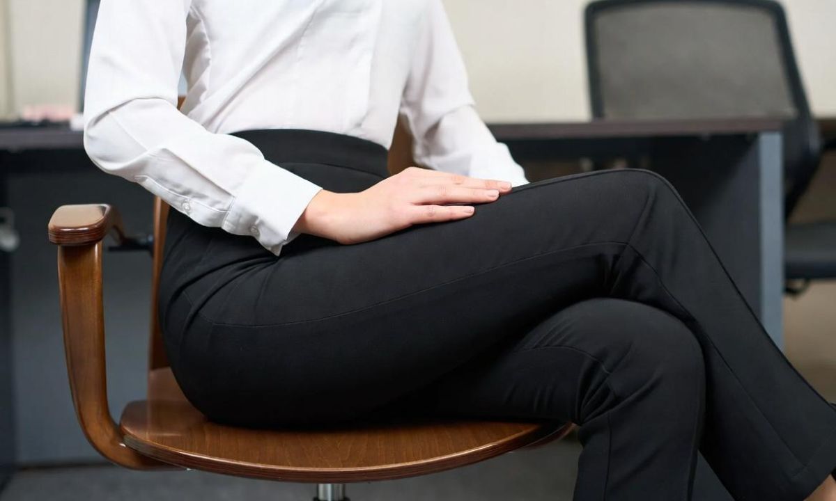 Врач объяснил, почему немеет нога в позе «нога на ногу» и опасно ли это