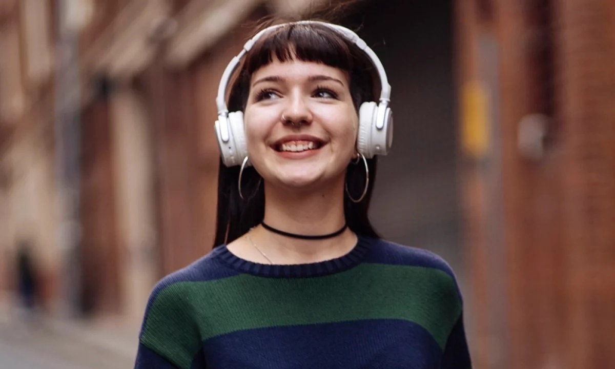 Чего больше в наушниках — вреда или пользы