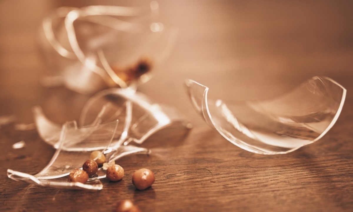 Как быстро убрать осколки стекла — простой лайфхак с картошкой