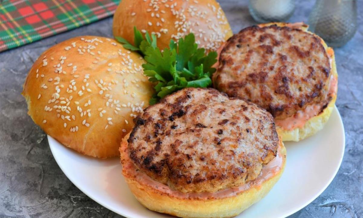 Как приготовить идеальную котлету для бургера дома — простой секрет сочности
