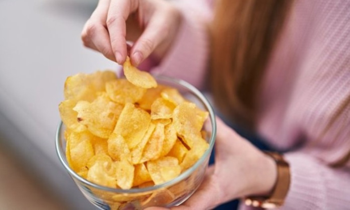 Ученые предостерегли об употреблении чипсов и газировки