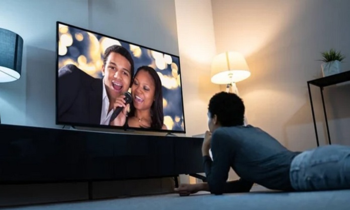 О чем стоит задуматься любителям смотреть телевизор во время еды