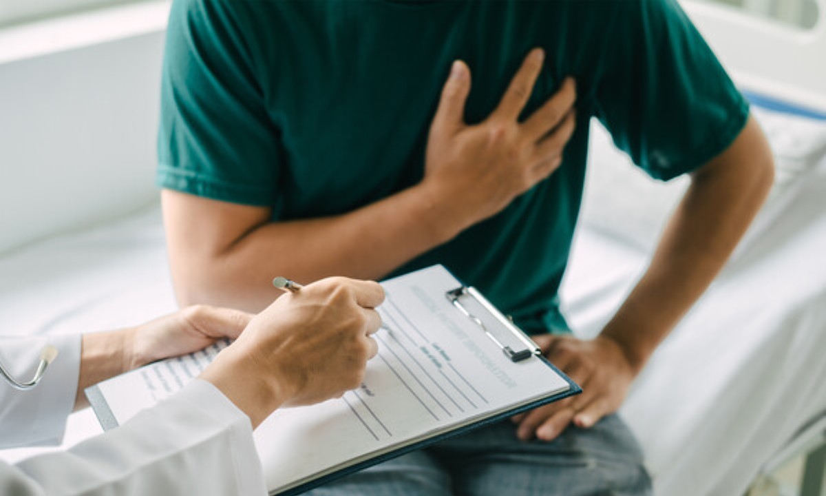 Боль за грудиной может говорить о гастрите