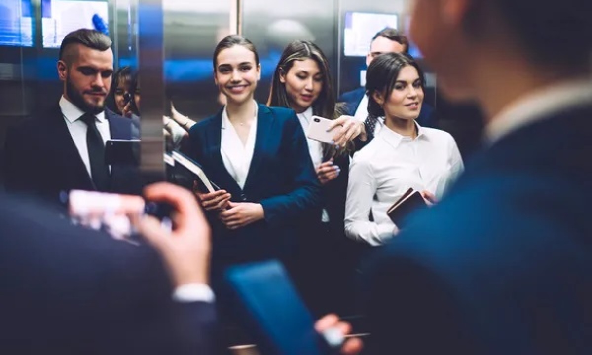 Для чего вешают зеркало в лифте?