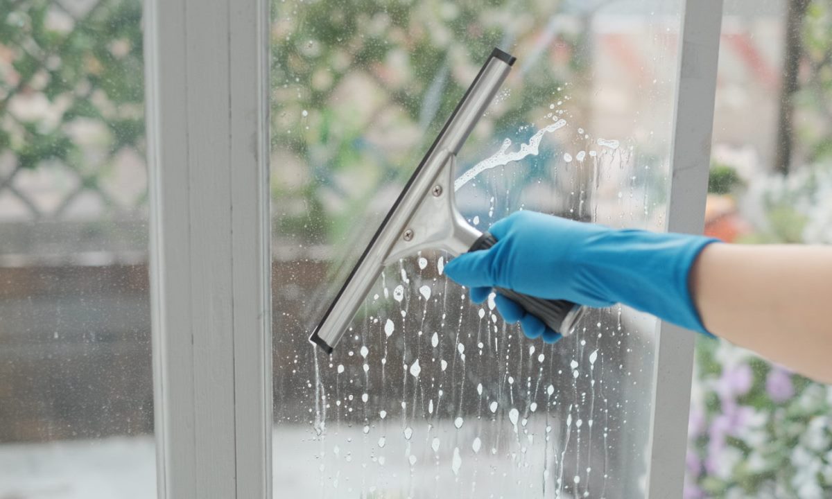 Почему окна лучше мыть именно в апреле