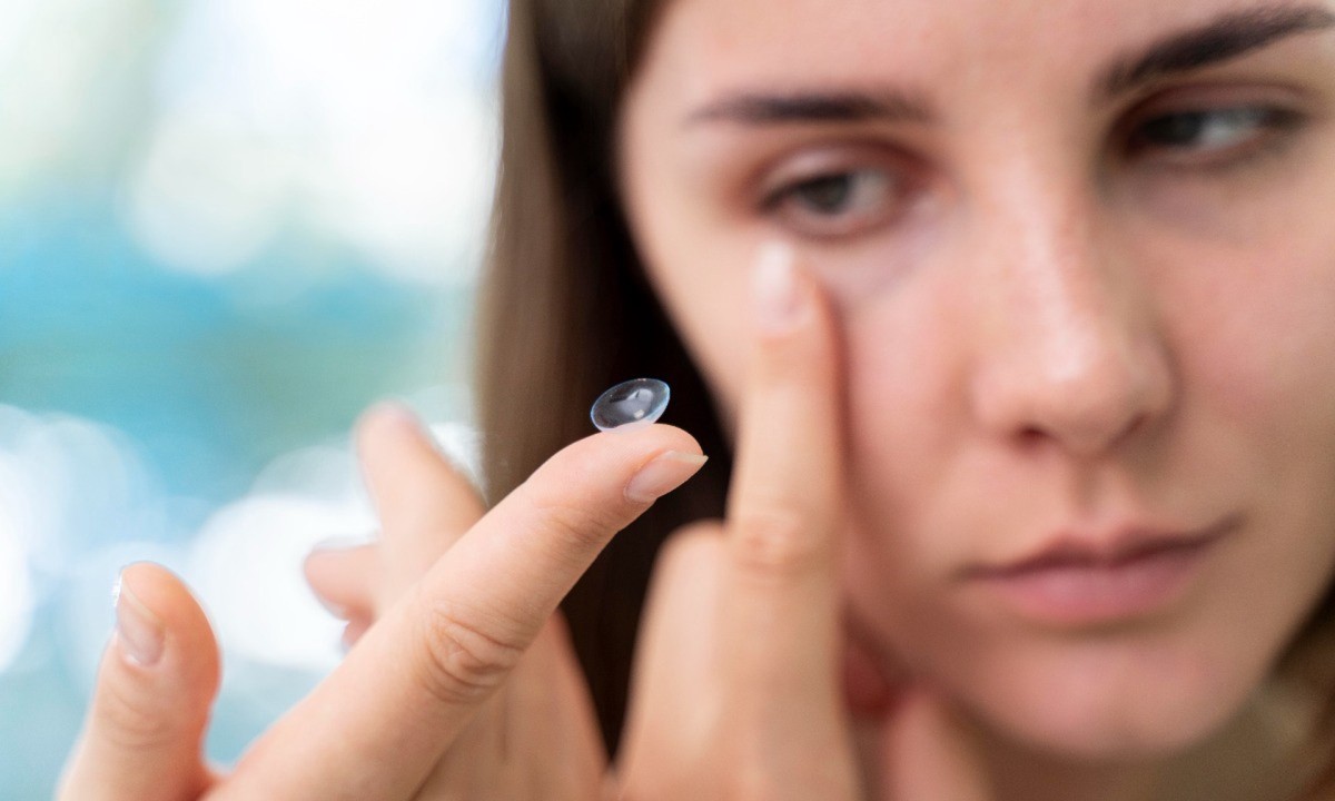 Чем может обернуться ношение цветных линз