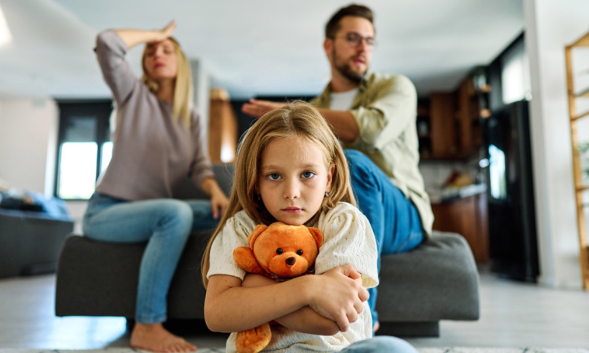 Как болезненные отношения родителей убивают психику ребенка