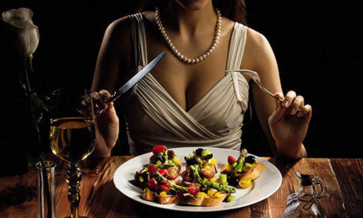 Когда лучше ужинать — названо время, которое помогает лучше спать и восстанавливаться