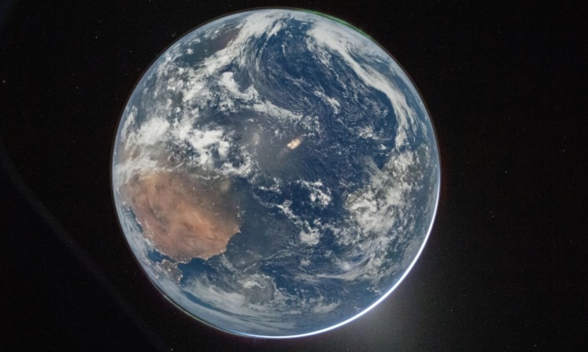 Землю показали из глубокого космоса — опубликован первый снимок с корабля «Орион»