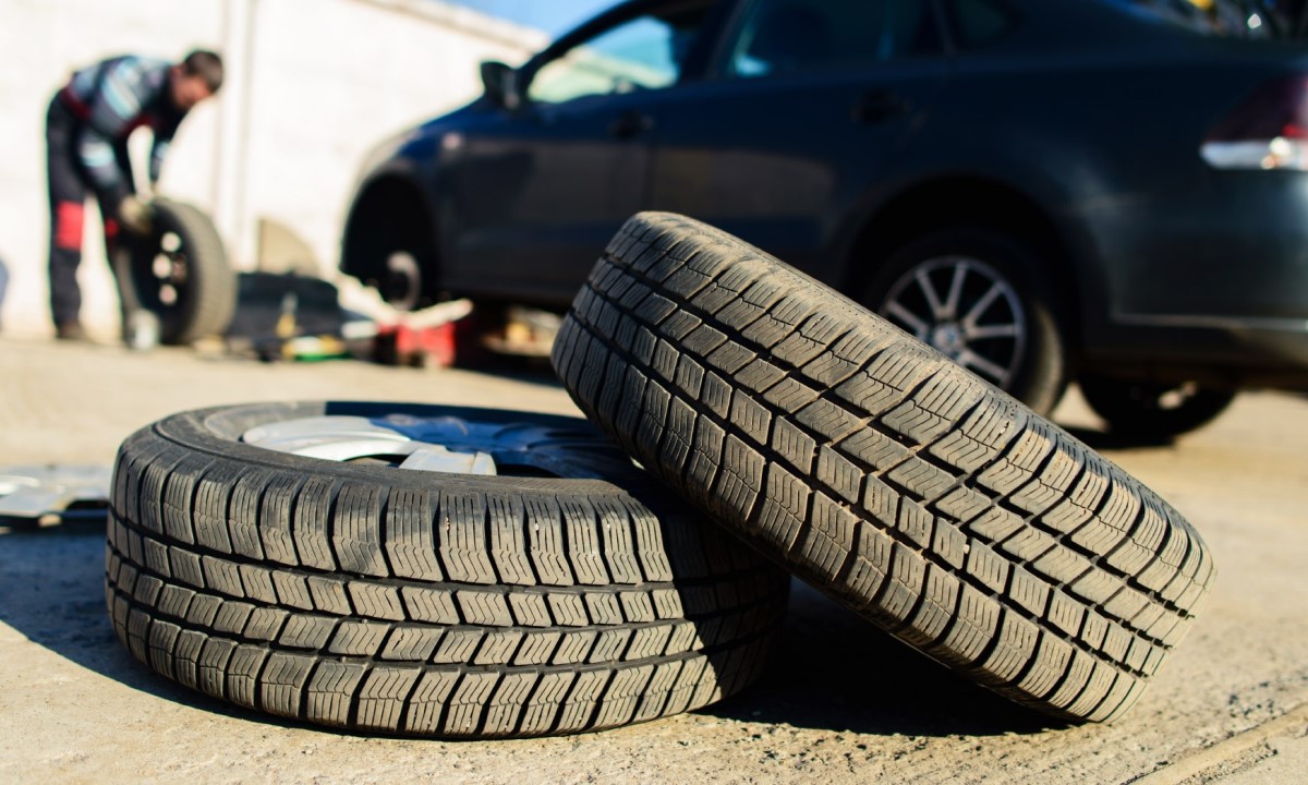 Как водителей заставляют переплачивать на шиномонтаже — на что обратить внимание