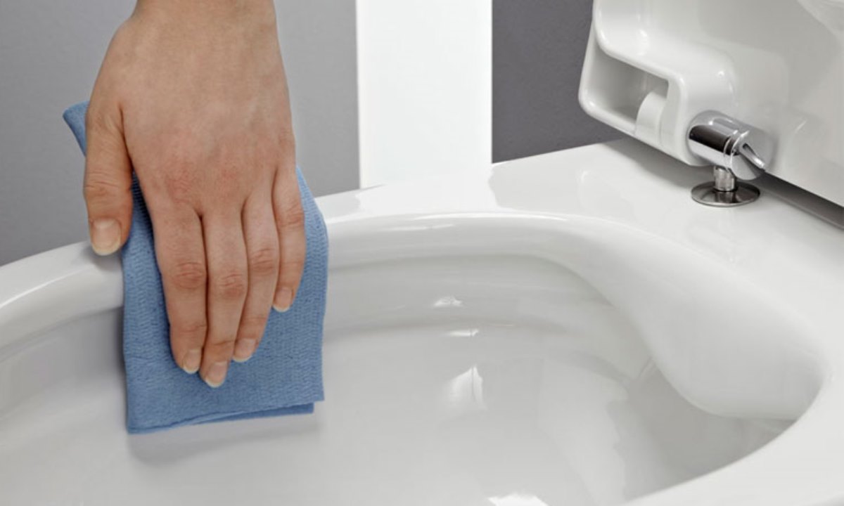 Как быстро отбелить унитаз без дорогой химии — простой ночной способ