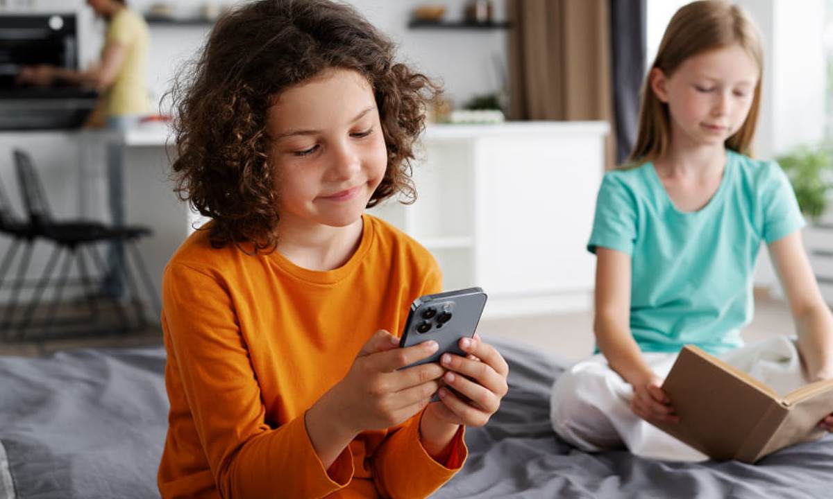 Когда покупать ребёнку первый телефон — возраст, о котором стоит задуматься родителям