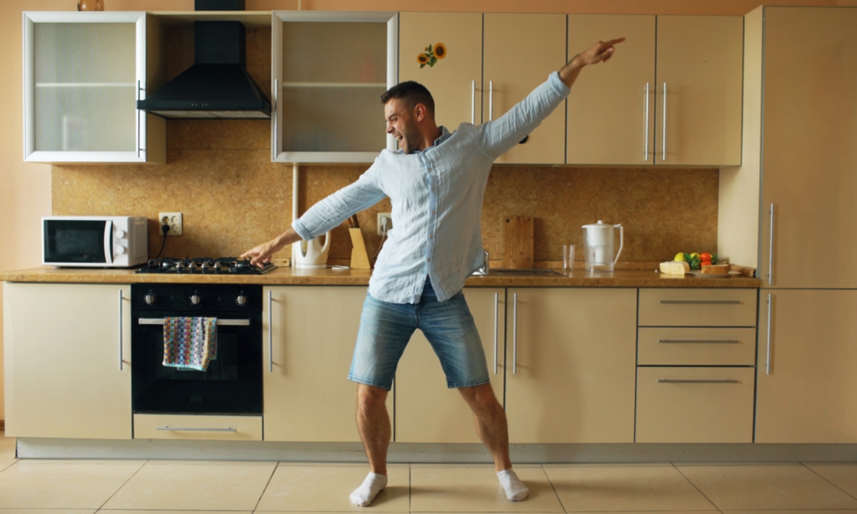 Танцы вместо скучной рутины — простой способ сжечь до 100 ккал прямо на кухне