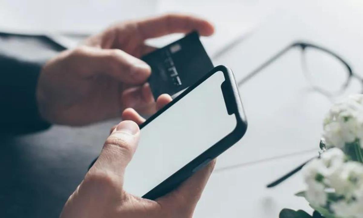 «Ваша карта под угрозой» — как работает схема, из-за которой люди теряют деньги за минуты