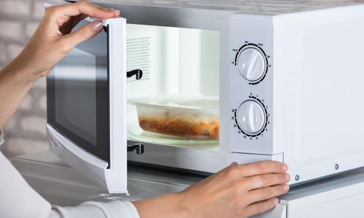 Ошибка на кухне, о которой не задумываются — чем опасен разогрев еды в пластике