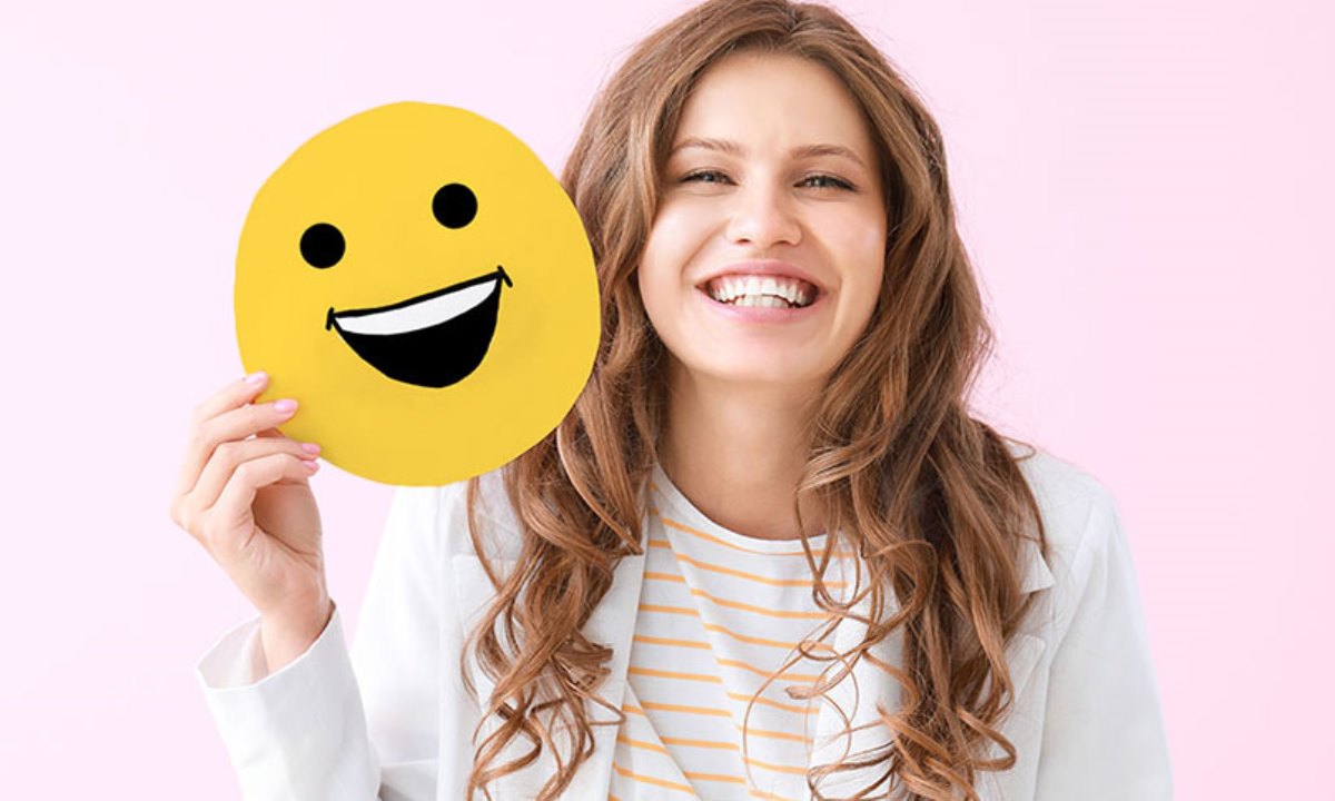 Улыбка не всегда про счастье — что может скрываться за «идеальным» настроением