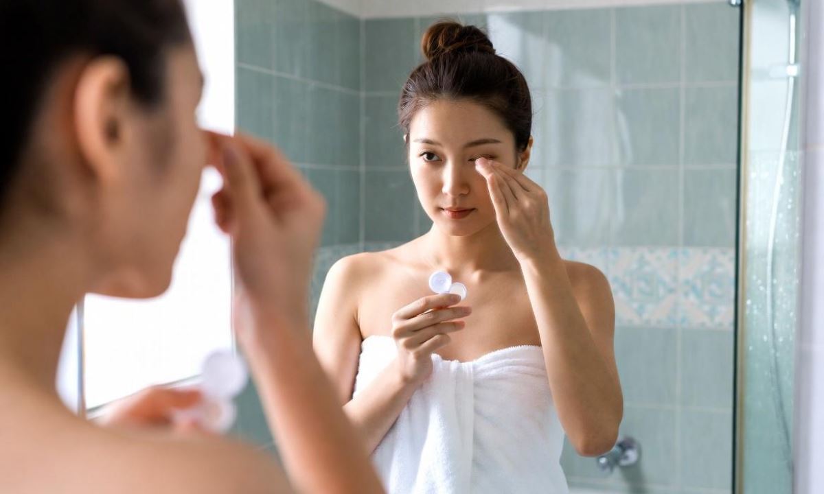 Врач объяснила, почему вода и контактные линзы могут быть опасны для глаз