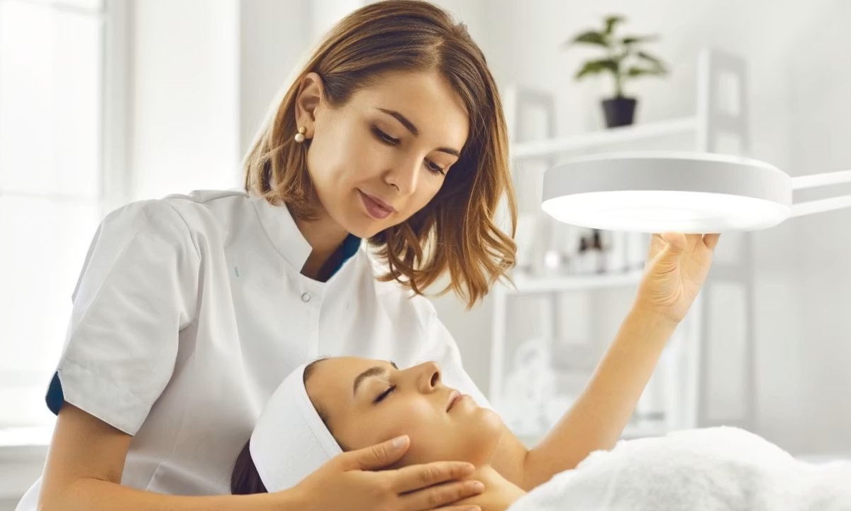 К каким косметологическим процедурам нужно подойти с осторожностью