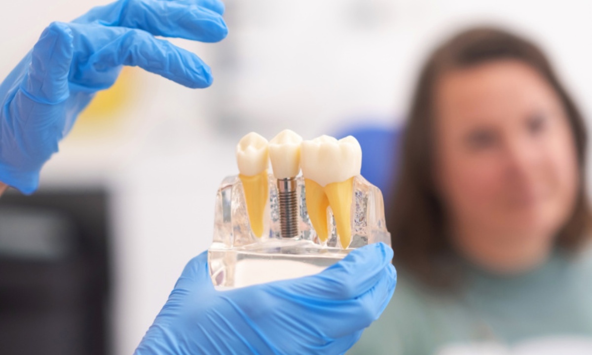 Почему кость вокруг зубного импланта может истончиться