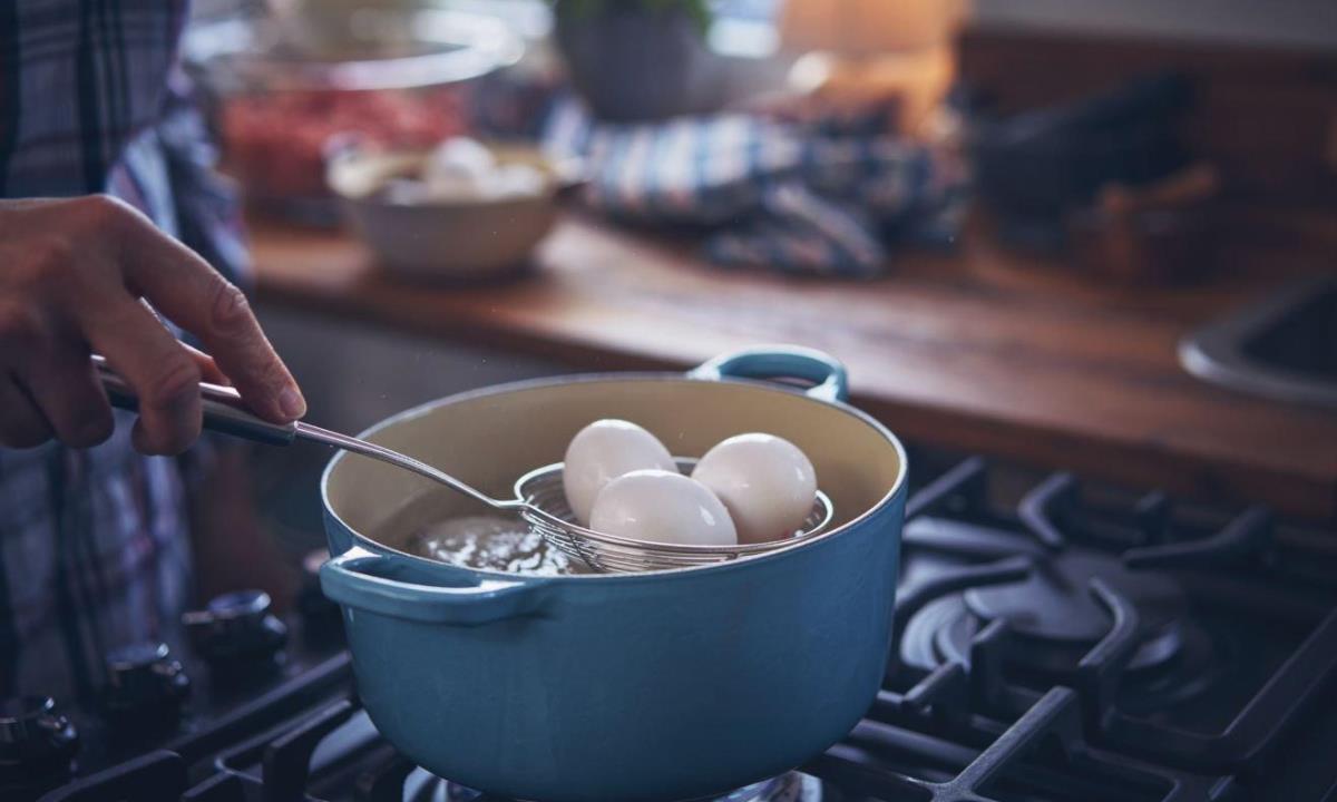 Почему нельзя мыть яйца заранее — правило, о котором забывают на кухне